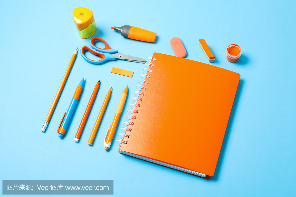 平铺排版与学校用品的颜色背景,文字空间